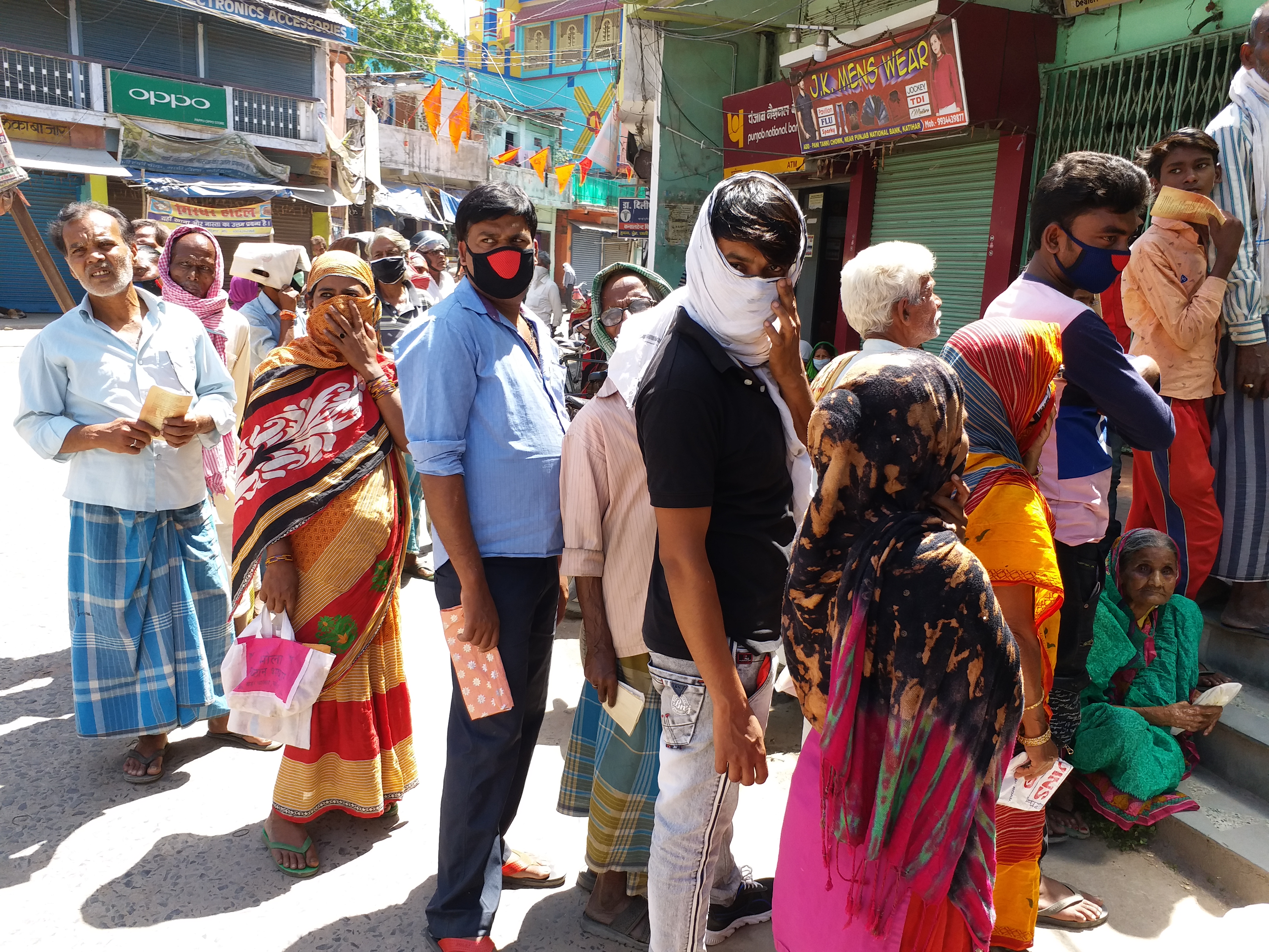 gathering to withdraw money under pm ujjawala yojna in katihar