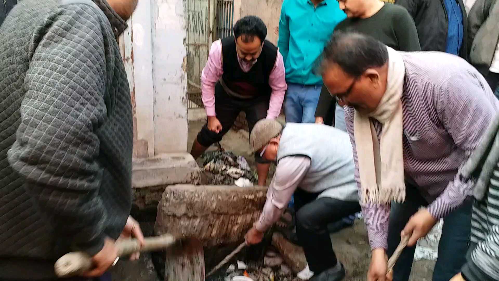 नाला उड़ाही करते लोग