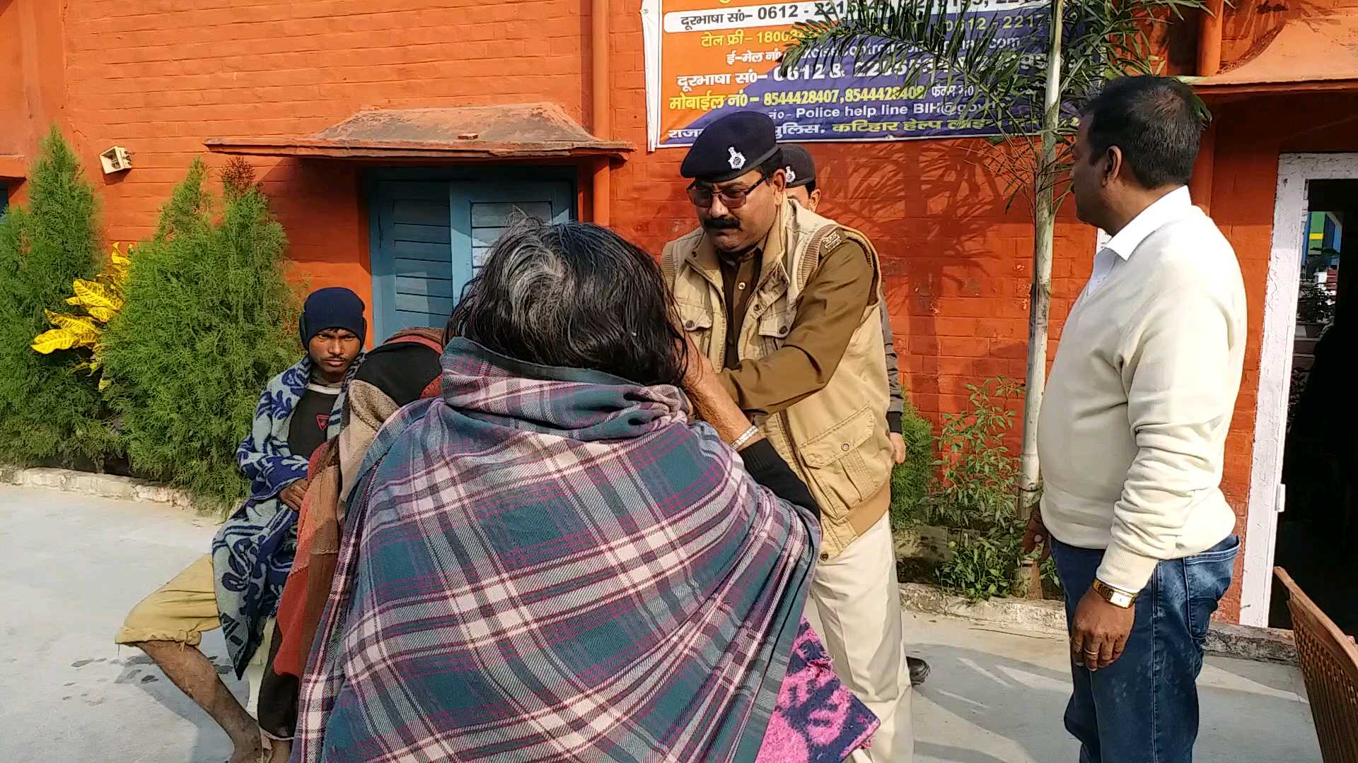 कंबल वितरण करते रेल पुलिस