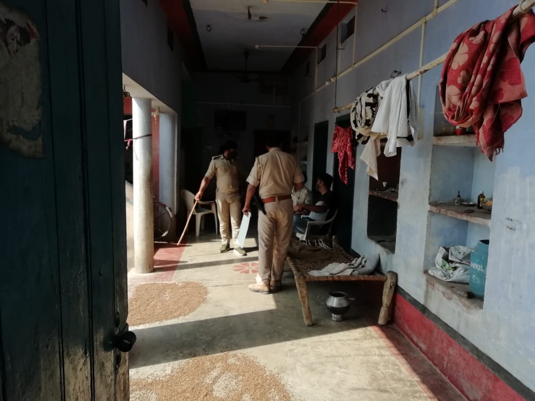 छापेमारी के दौरान मौजूद रही स्थानीय पुलिस