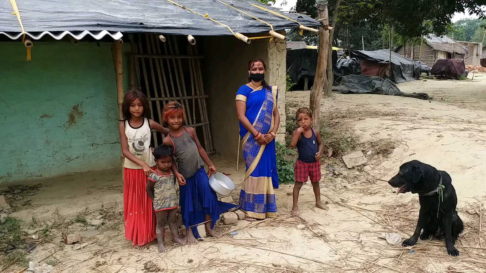 बच्चों के साथ राजो देवी