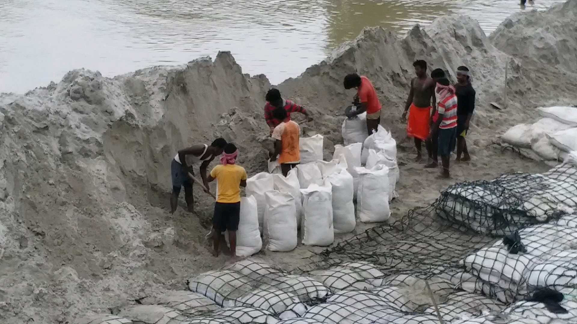 चल रहा निर्माण कार्य