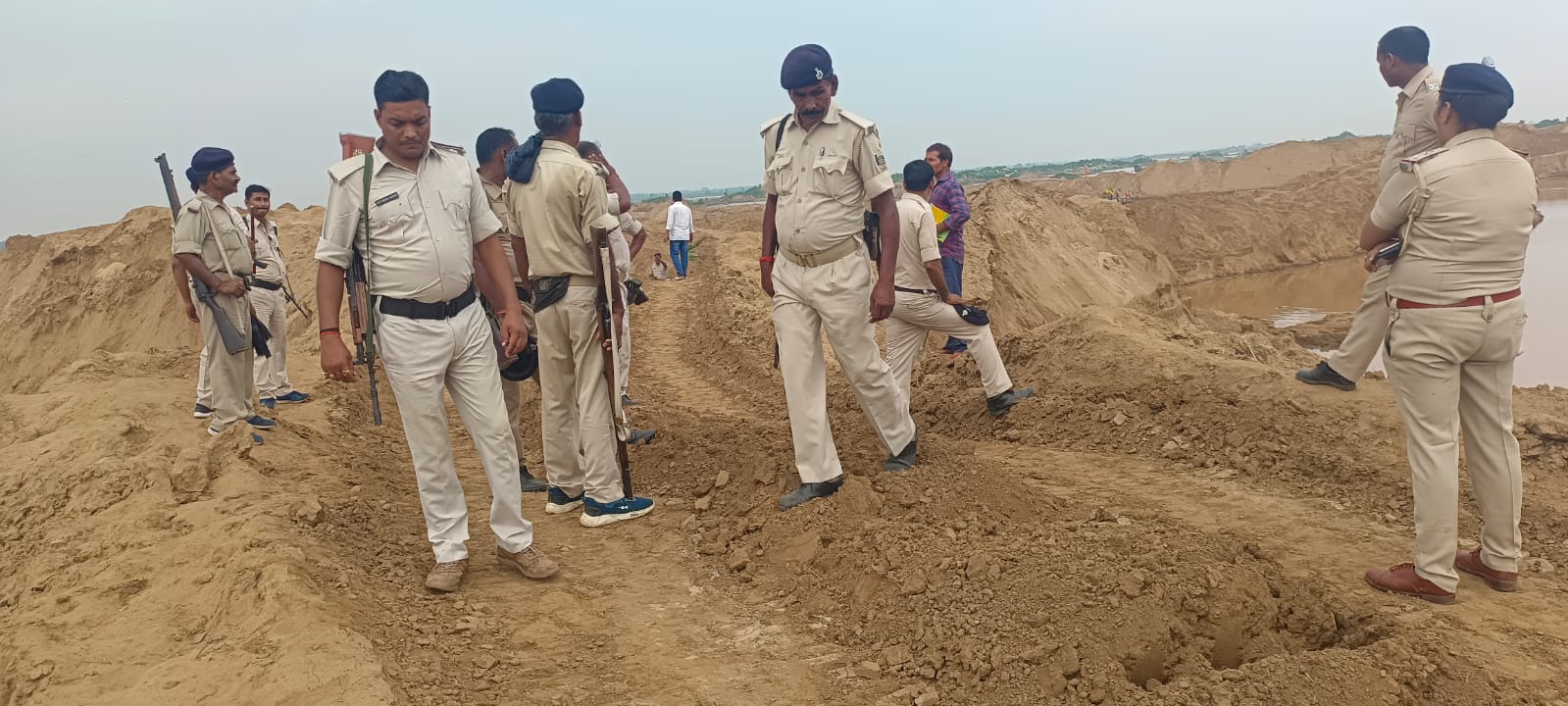 firing-between-two-groups-over-sand-in-bihta-patna