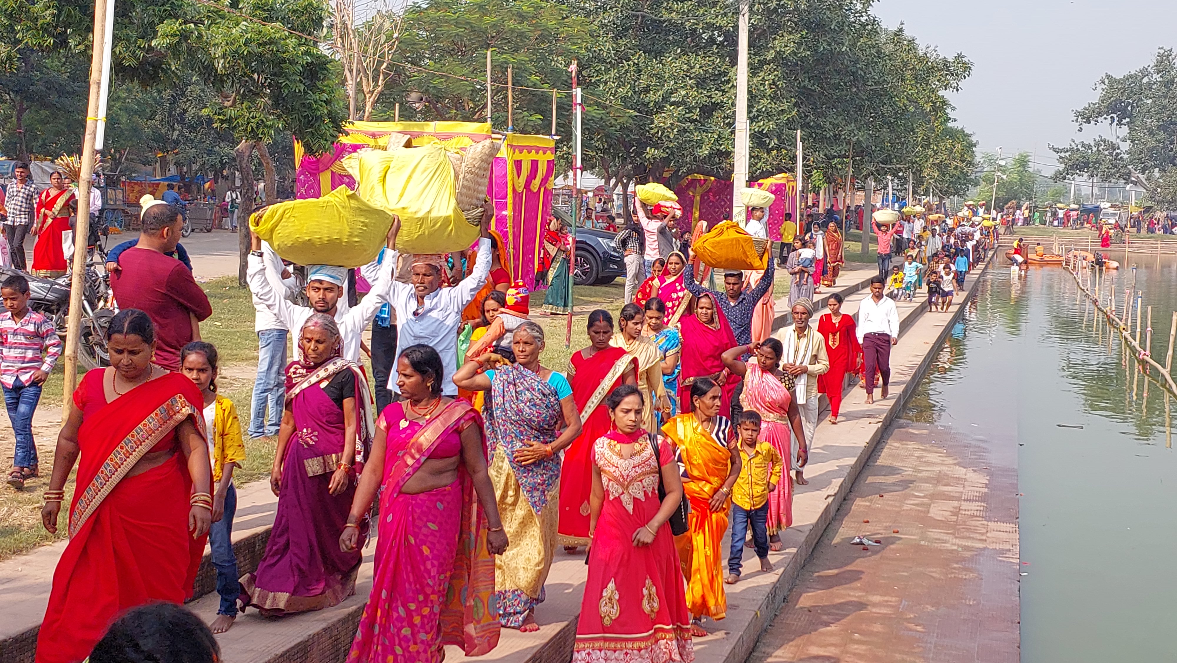 महापर्व छठ में बड़ी संख्या में पहुंचे हैं श्रद्धालु.