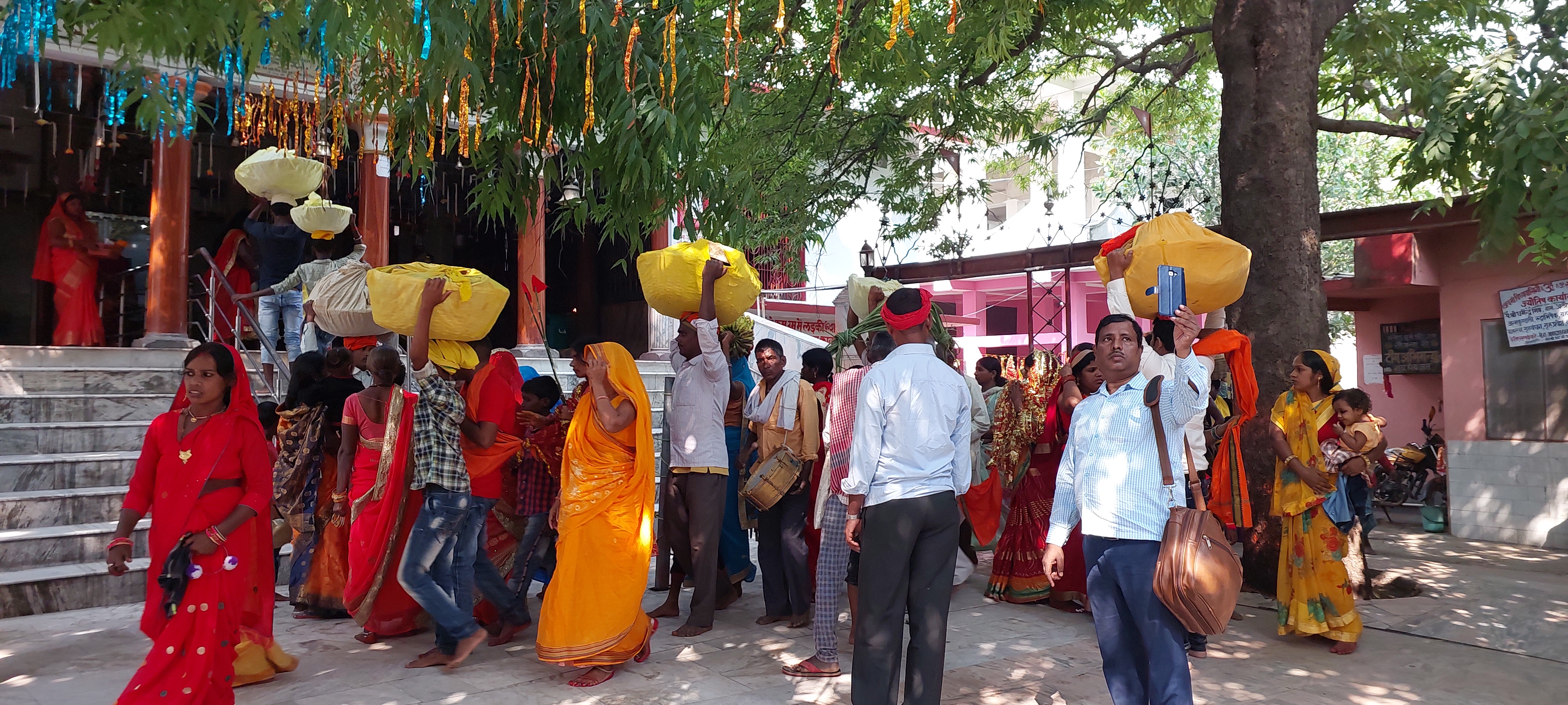 उलार सूर्य मंदिर में पहुंचे श्रद्धालु.