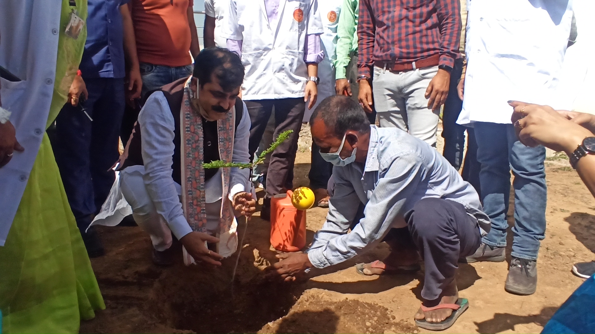 अस्पताल परिसर में वृक्षारोपण मंत्री जीवेश मिश्रा