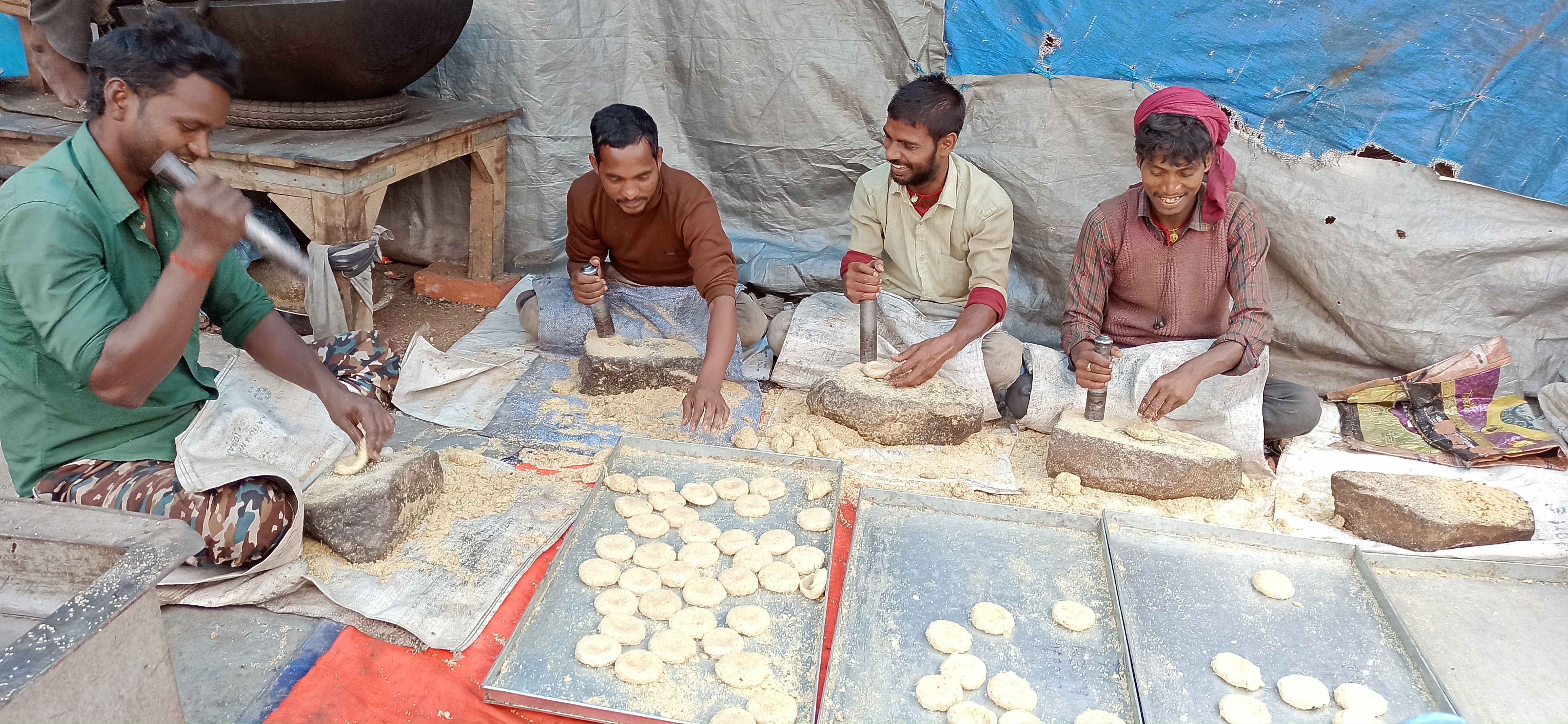 तिलकुट बनाने में जुटे कारीगर