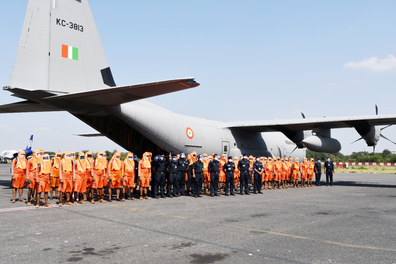 5 teams of 9th Battalion NDRF based at Bihta leave regarding Cyclone 'yasa' for Kolkata