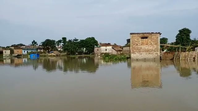 People are in trouble due to flood in motihari