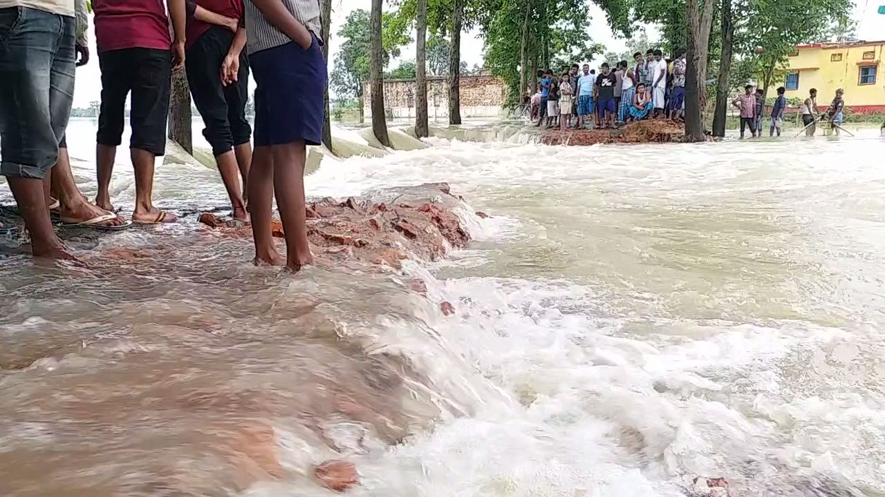 सड़क मार्ग के ऊपर से बह रहा पानी