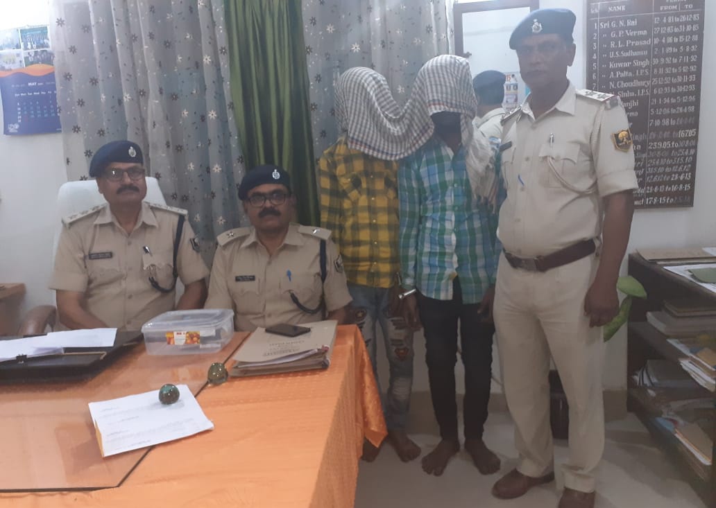 पुलिस की गिरफ्त में अपराधी