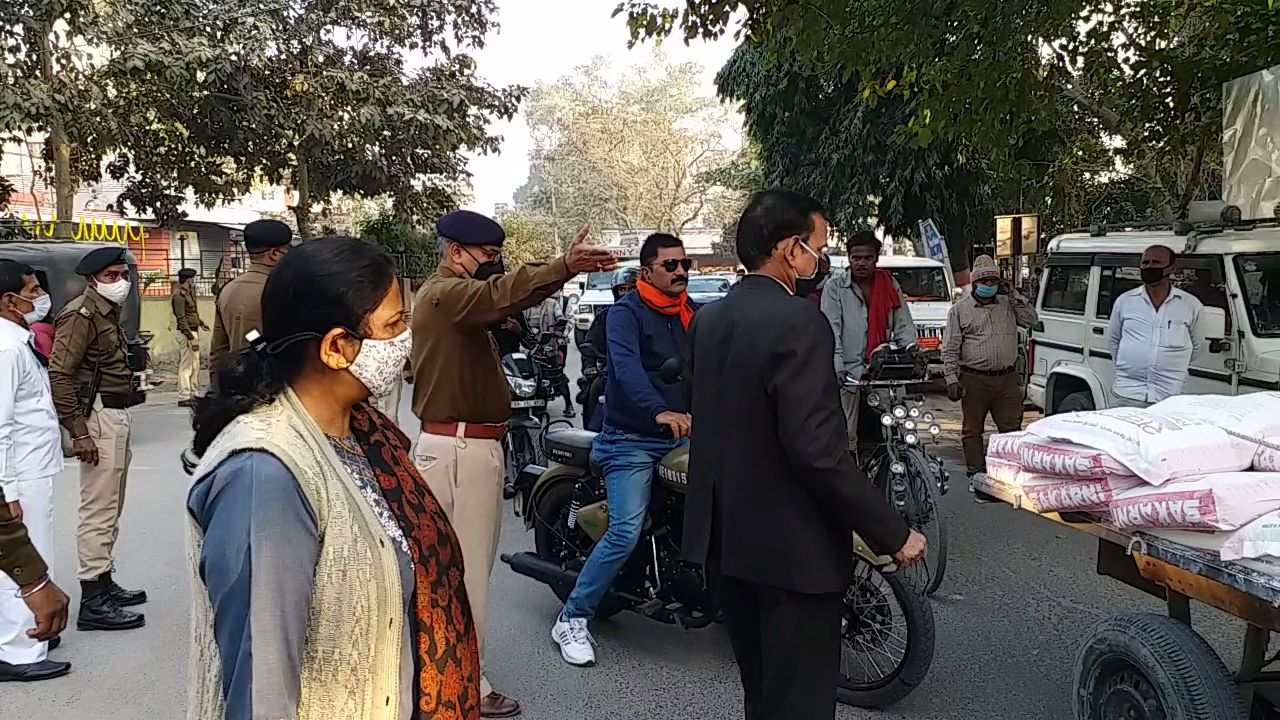 मास्क की जांच को लेकर डीएम और एसपी उतरे सड़क पर