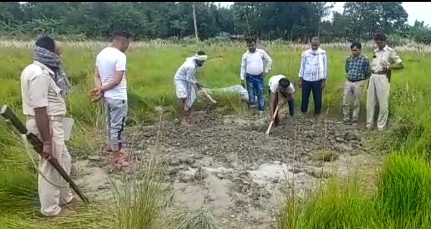 शव बरामद करने के लिए कब्र खोदते लोग.