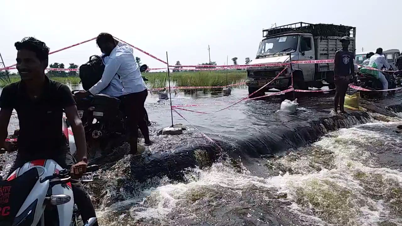 flood water Boarded up on NH-28A at many places in motihari