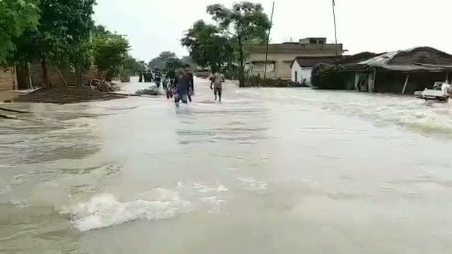 People are in trouble due to floods in Motihari