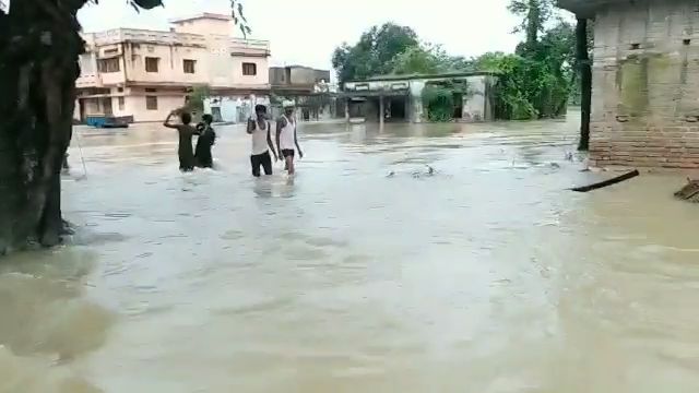 People are in trouble due to floods in Motihari