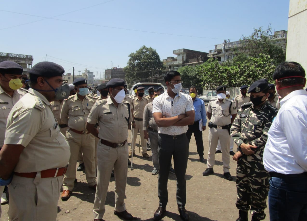 কোভিড-১৯ মহামাৰীৰ বিৰুদ্ধে যুঁজিবলৈ দেশত এতিয়া লকডাউন