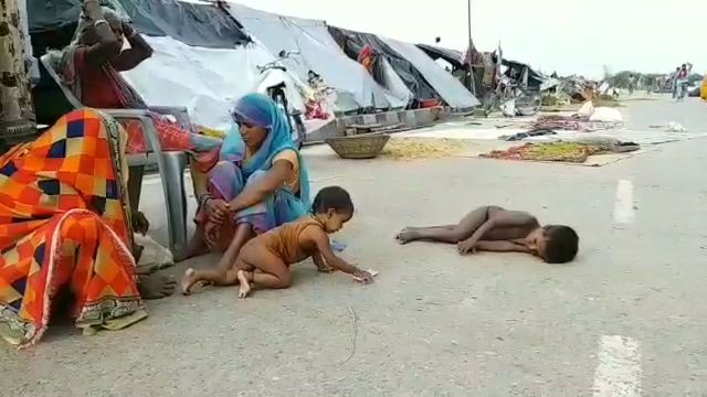 People affected by floods have taken shelter on NH in Motihari