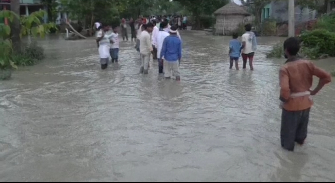 मुख्य मार्ग पर चढ़ा बाढ़ का पानी