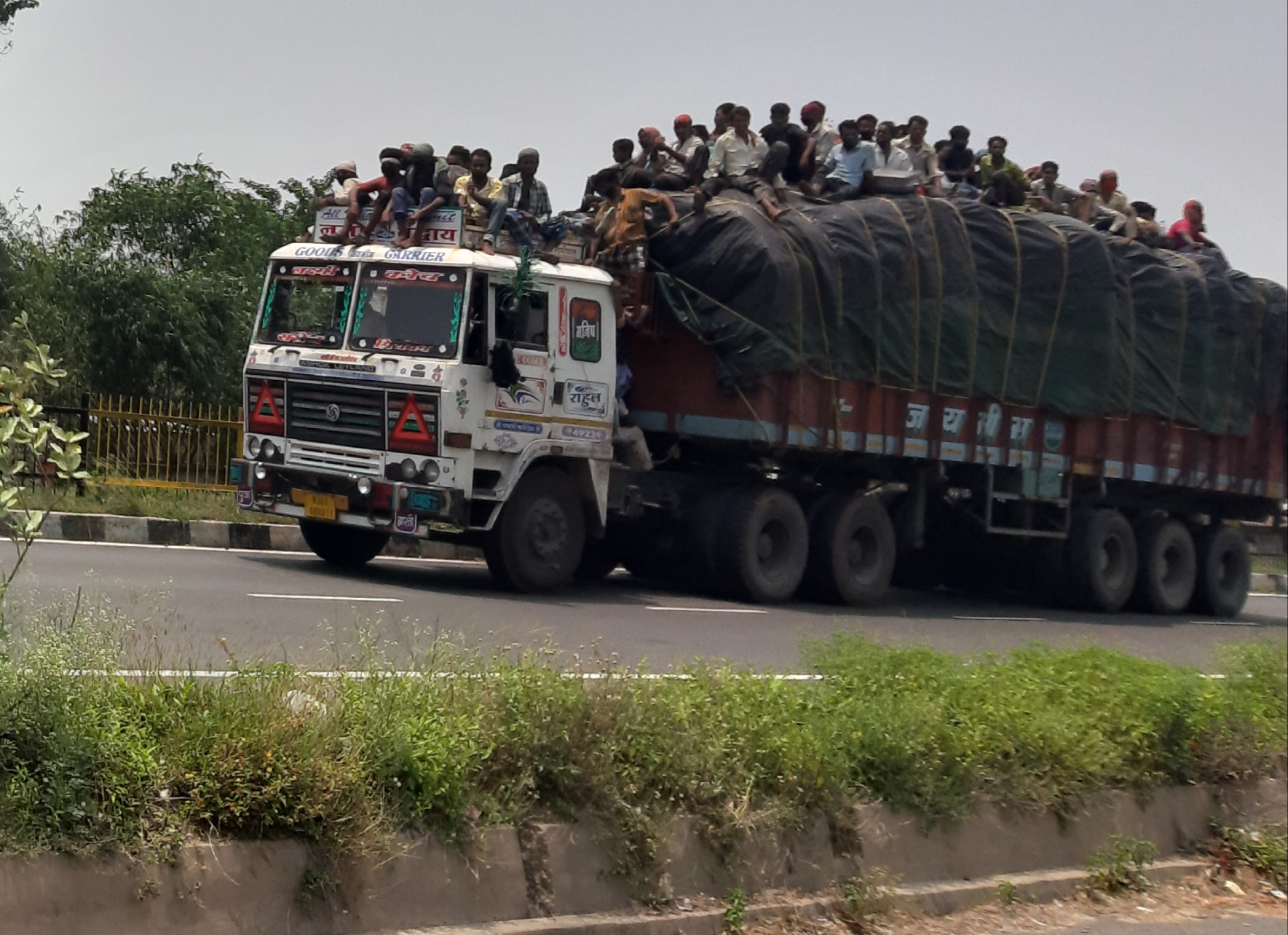 ट्रकों में लदकर घर लौट रहे लोग