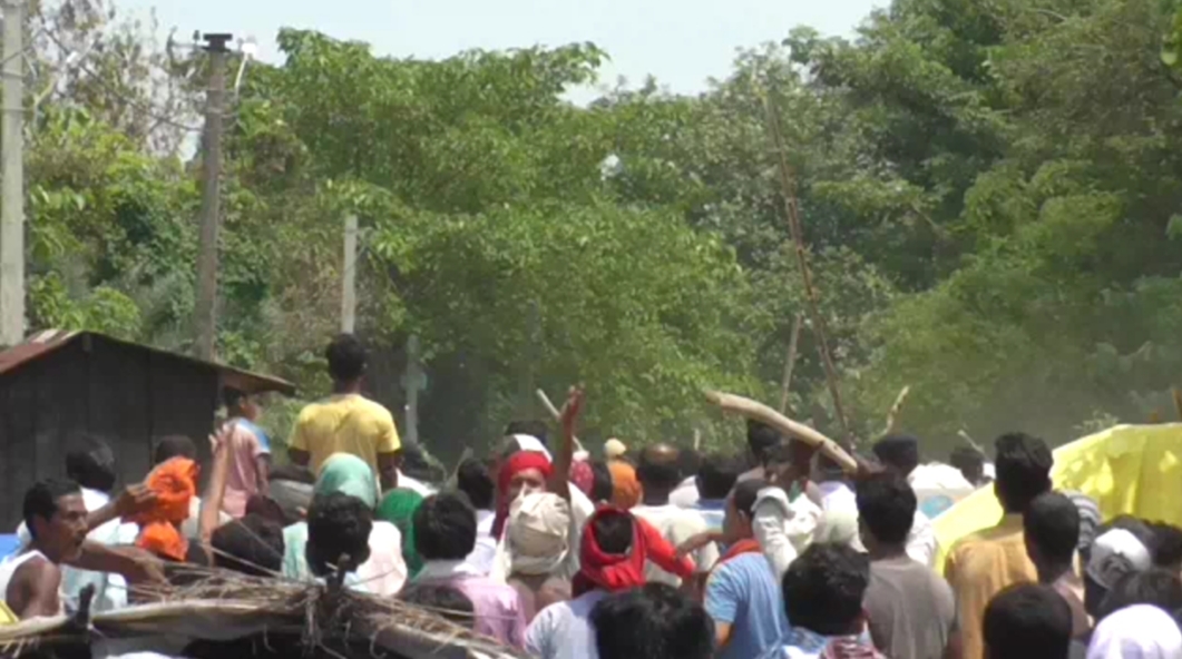 Violent clash between villagers over breaking of dam of Tirhut canal in Muzaffarpur