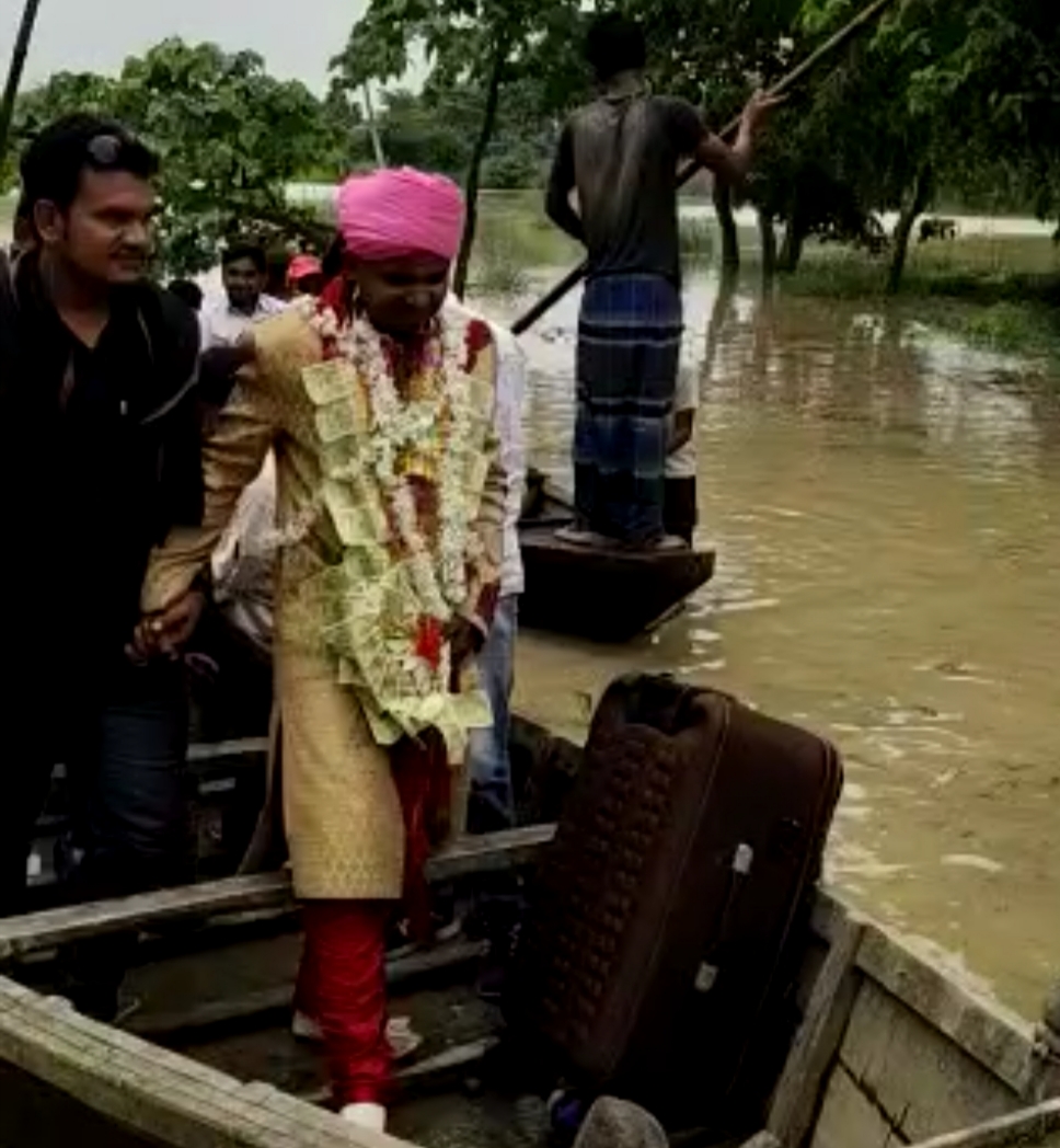 शादी करने नाव से पहुंचे दूल्हे राज