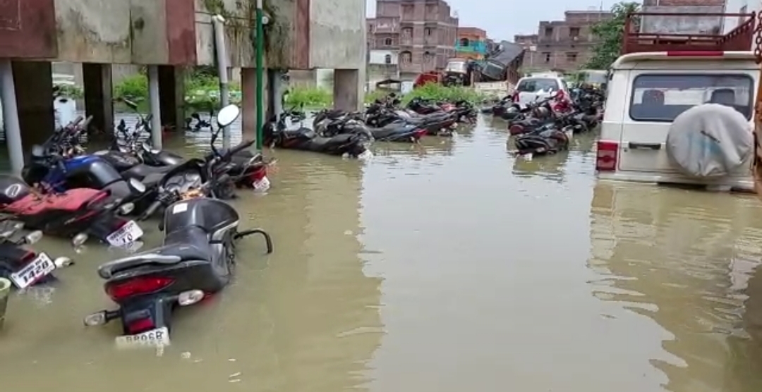 बाढ़ के पानी में डूबी थाने में लगी जब्त गाड़ियां