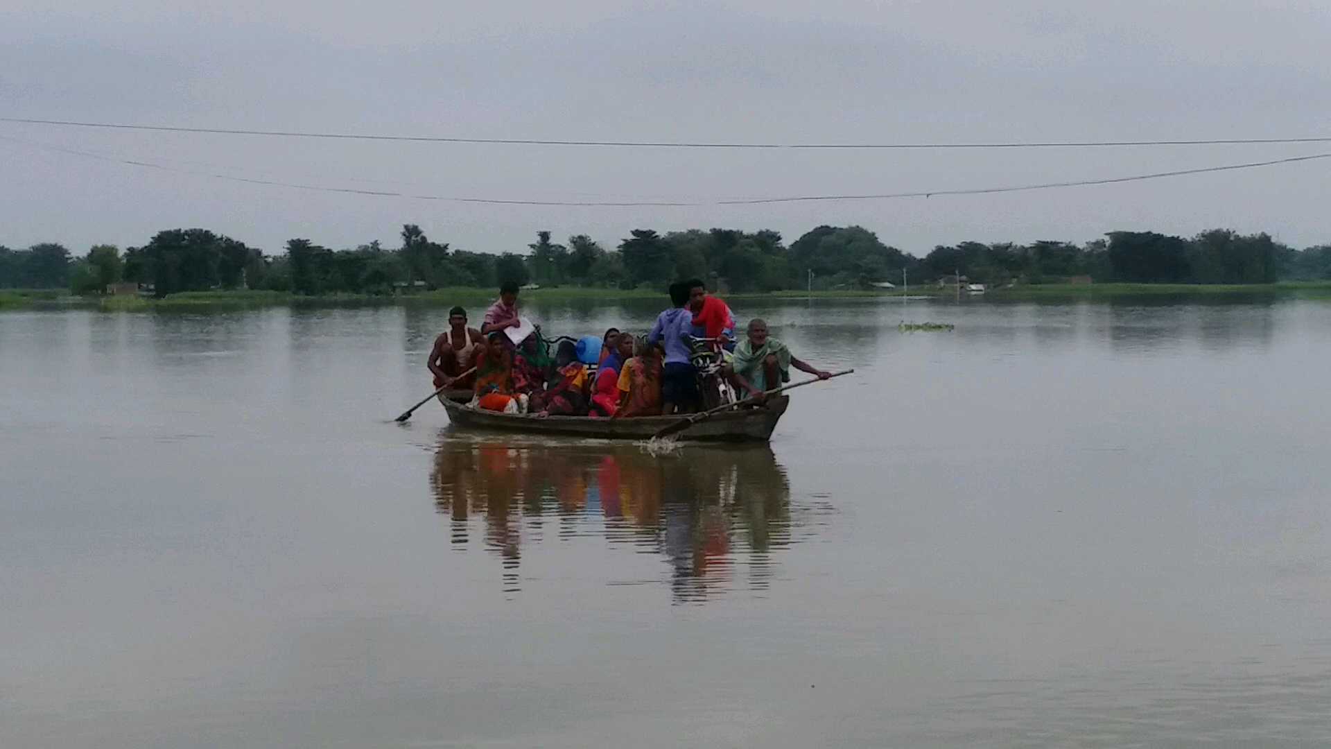 बाढ़ के कारण ग्रामीणों का विस्थापन शुरु