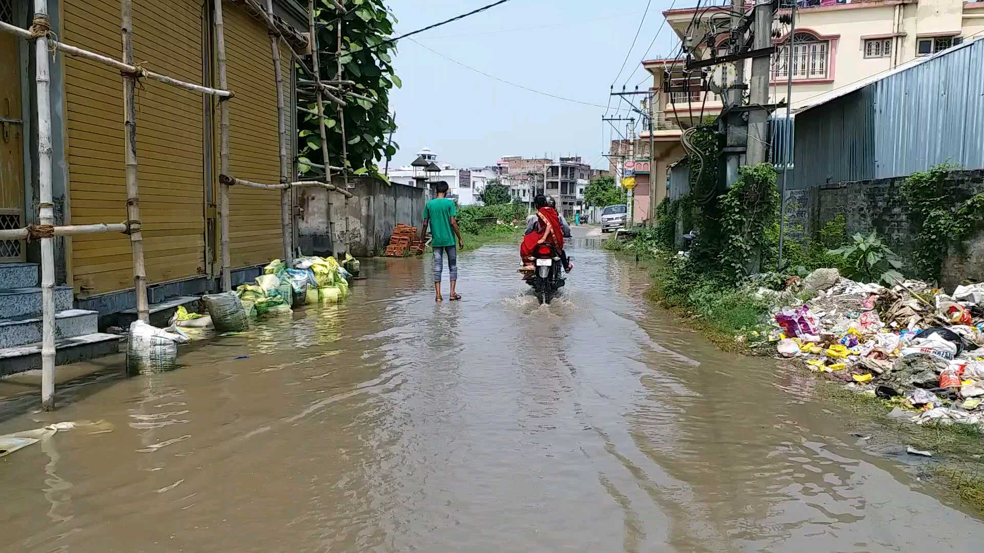 सड़क पर बह रहा नाले का पानी