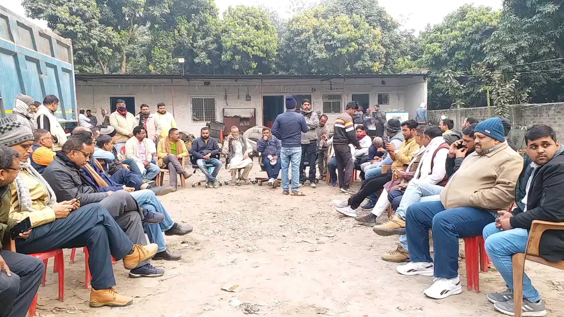 पुलिस लाठीचार्ज का विरोध