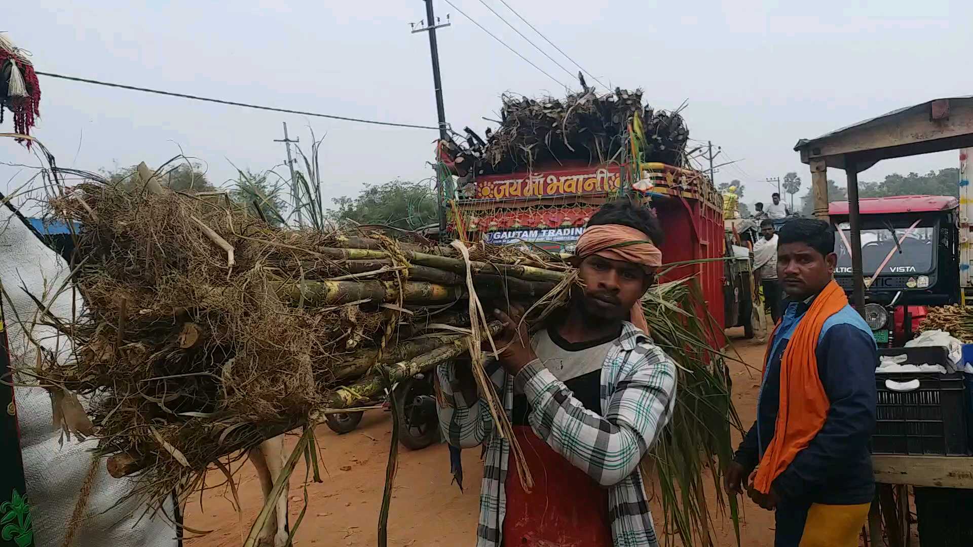 पूजा के लिए खरीदारी करते लोग.