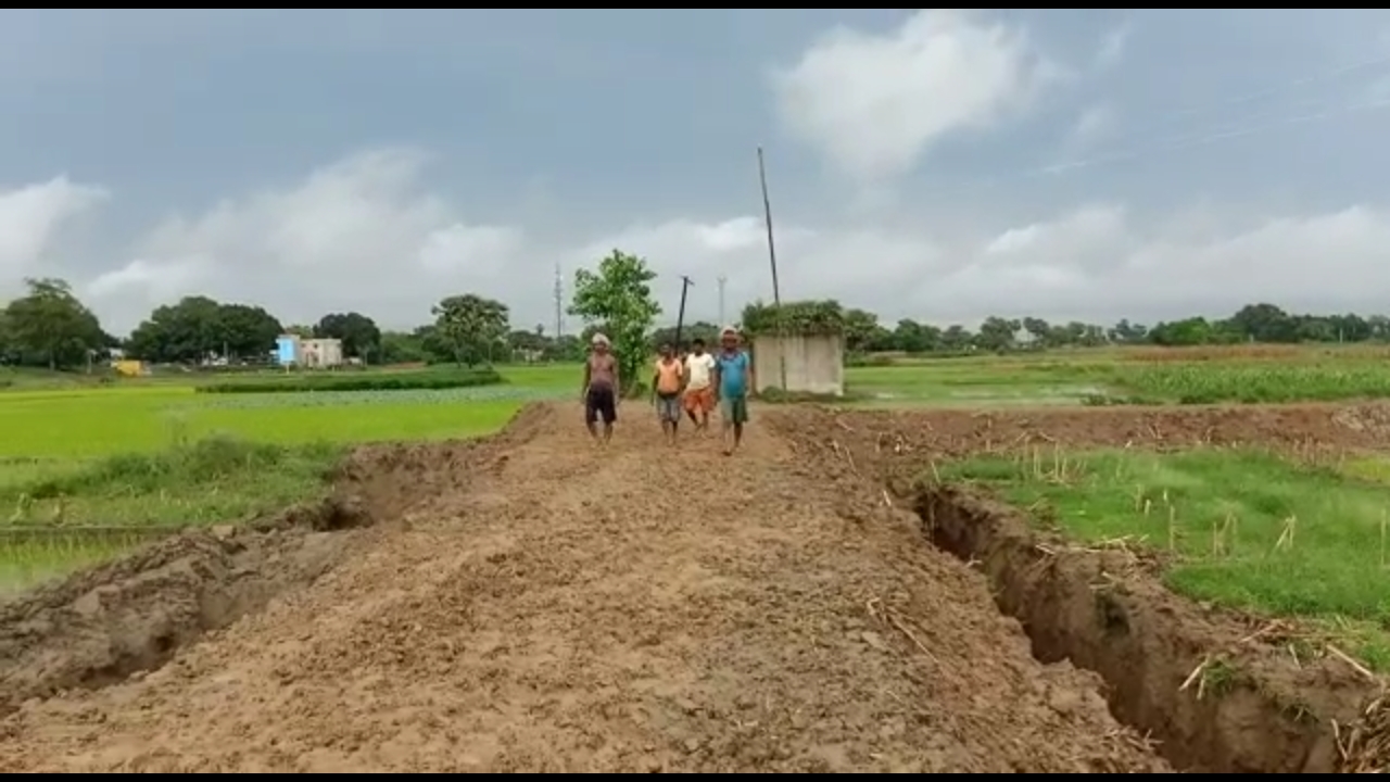 श्रमदान से बना दी डेढ़ किलोमीटर सड़क