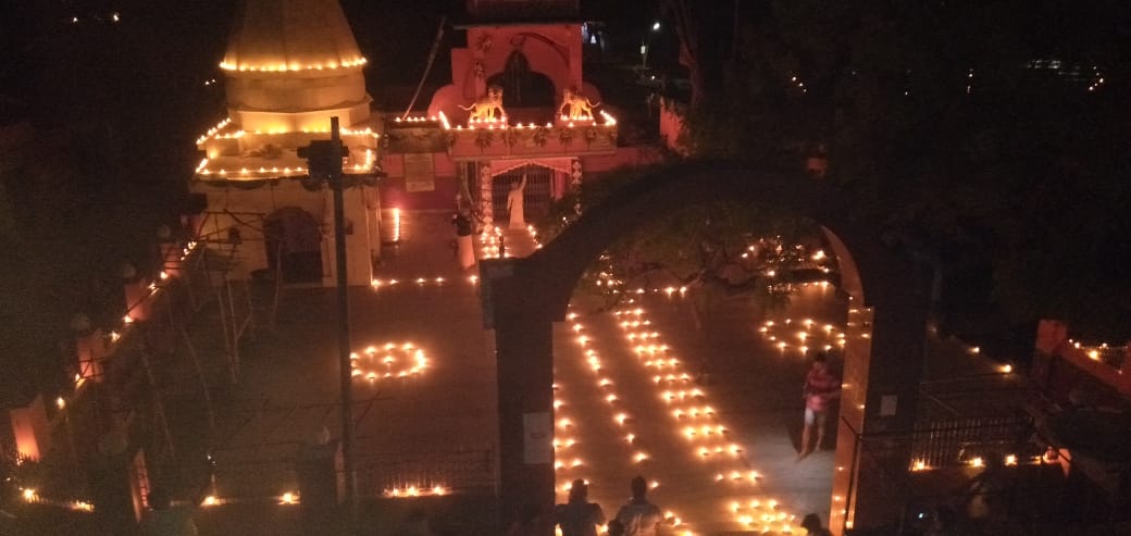 rjd leader arunesh yadav lit lalten in bihar sharif at 9 pm