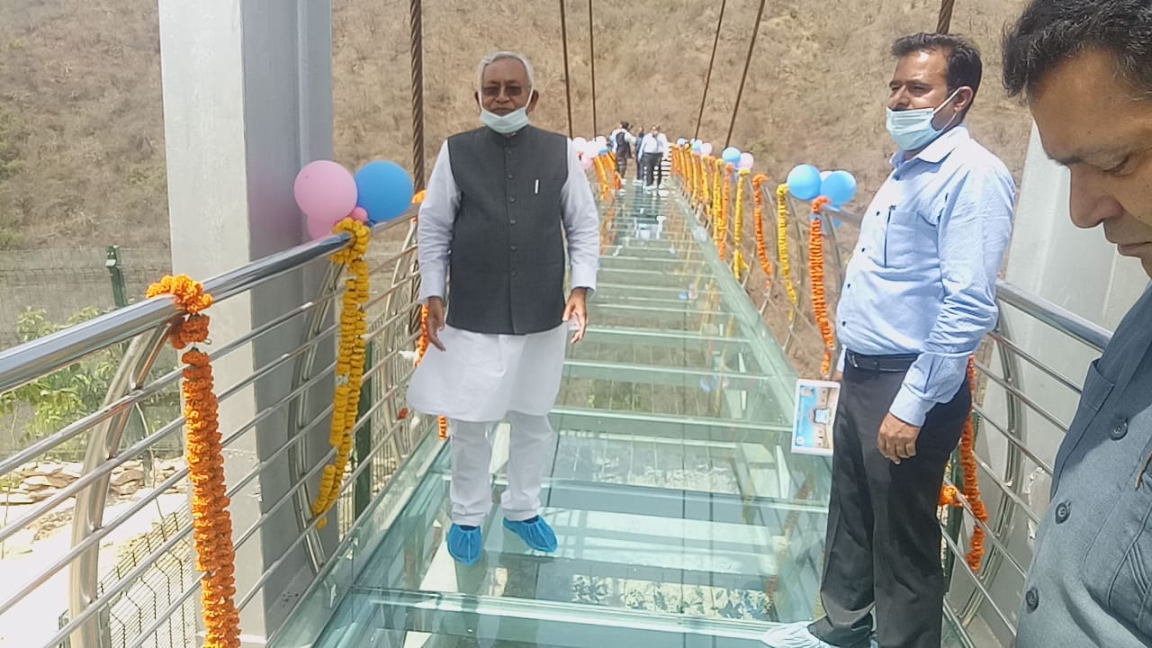 ग्लास स्काईवॉक ब्रिज पर सीएम नीतीश कुमार और अन्य