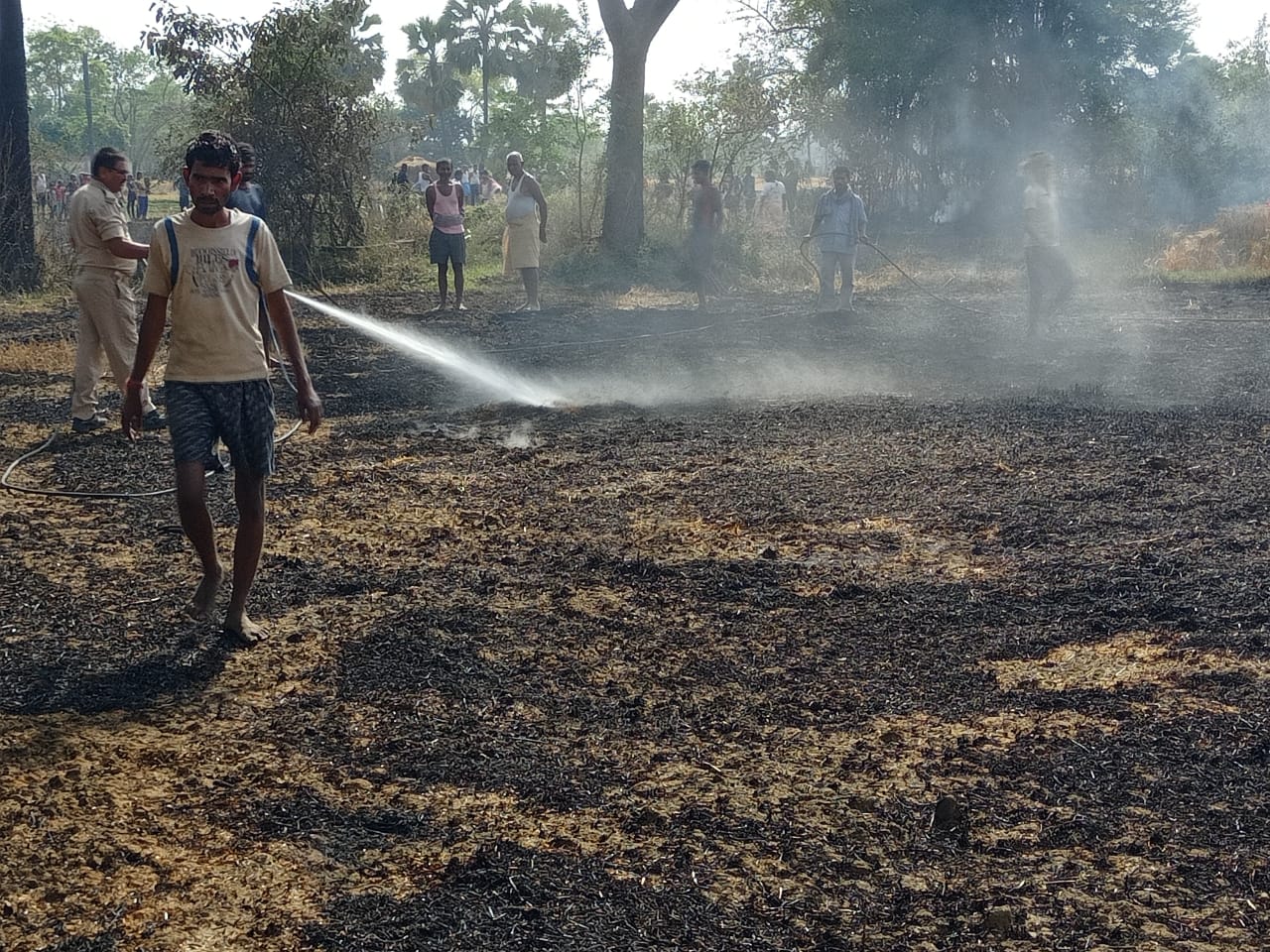 आग बुझाते अग्निशमन दस्ता के लोग