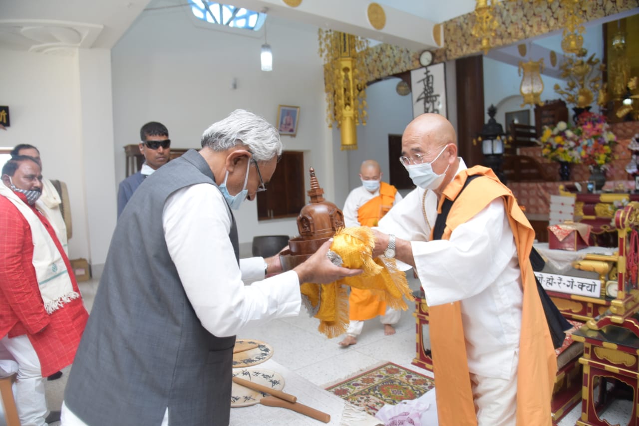 विश्व शांति स्तूप के प्रमुख बौद्ध भिक्षु टी ओकोनेगी ने मुख्यमंत्री का अभिनंदन कर उन्हें स्मृति चिन्ह भेंट किया