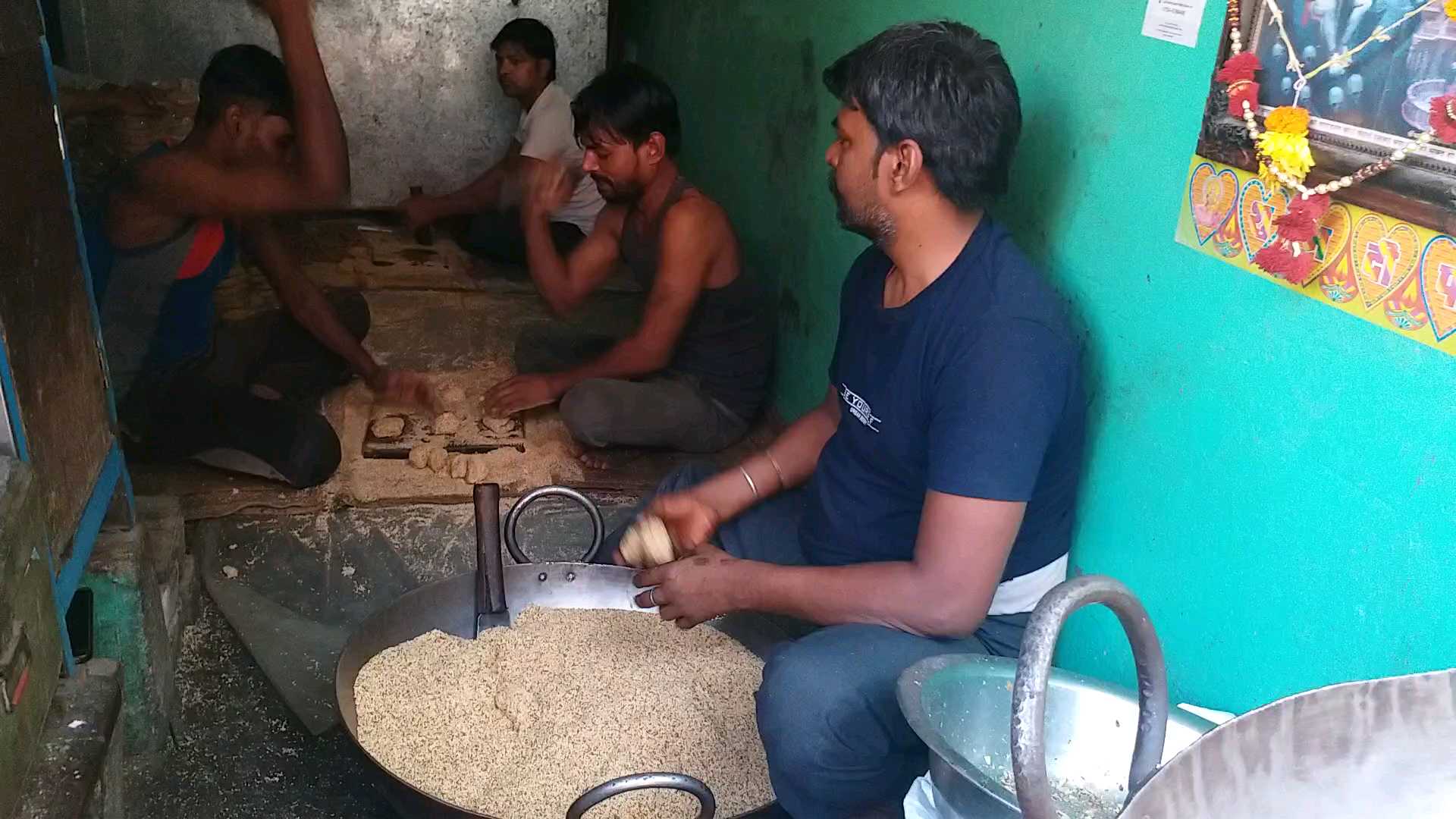 तिलकुट बनाते व्यवसायी