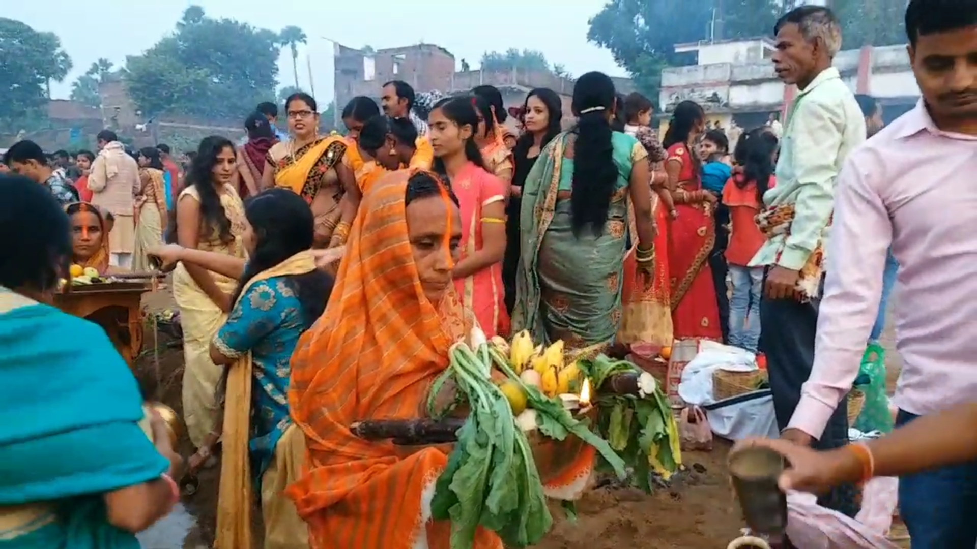 अर्घ्य देते हुए श्रद्धालु.