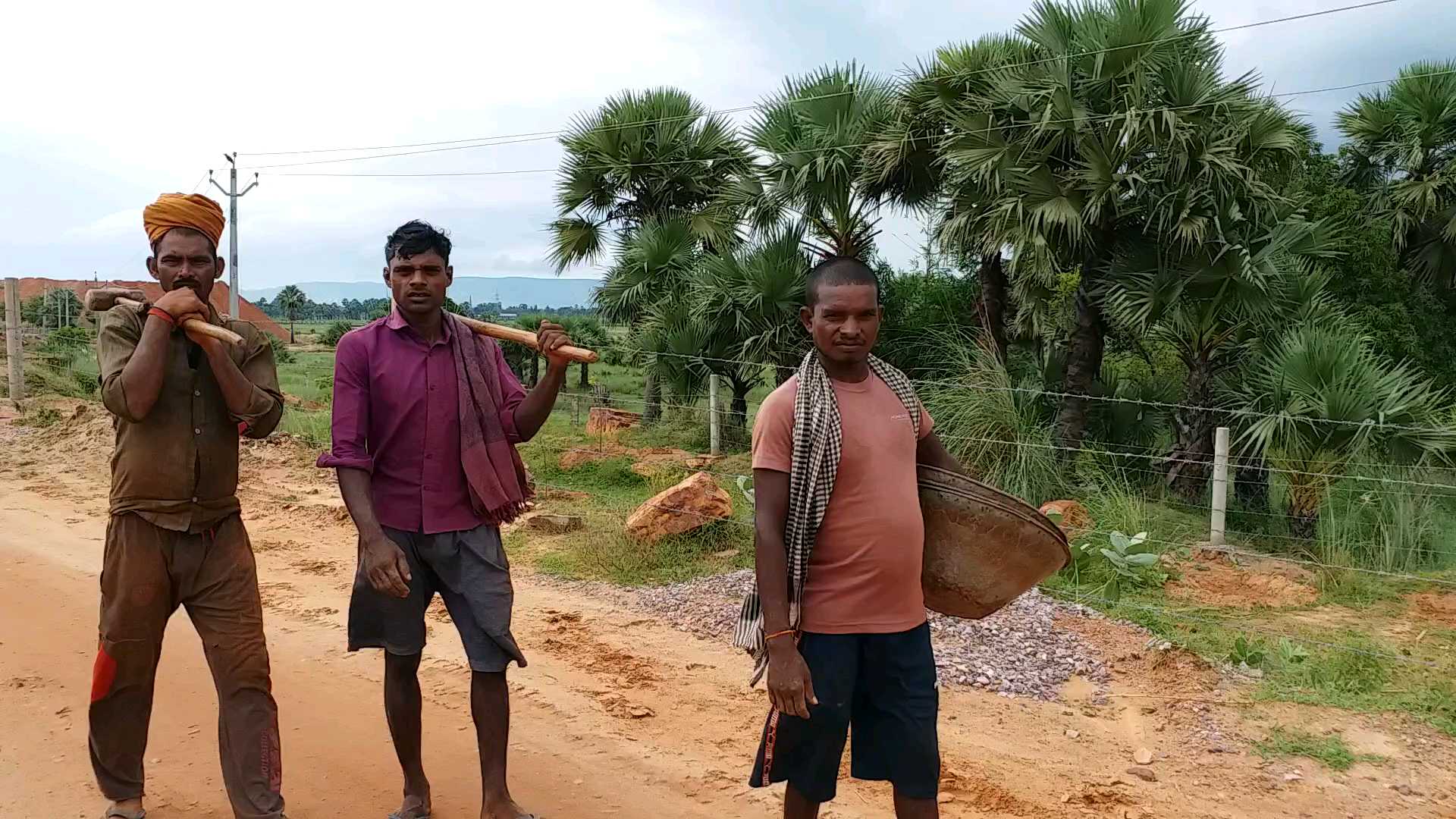 कंस्ट्रक्शन साइट पर जाते मजदूर