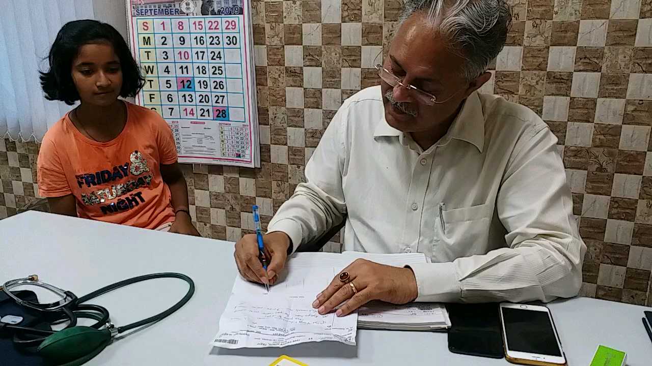 Dr. Sudhanshu writes prescriptions in Hindi