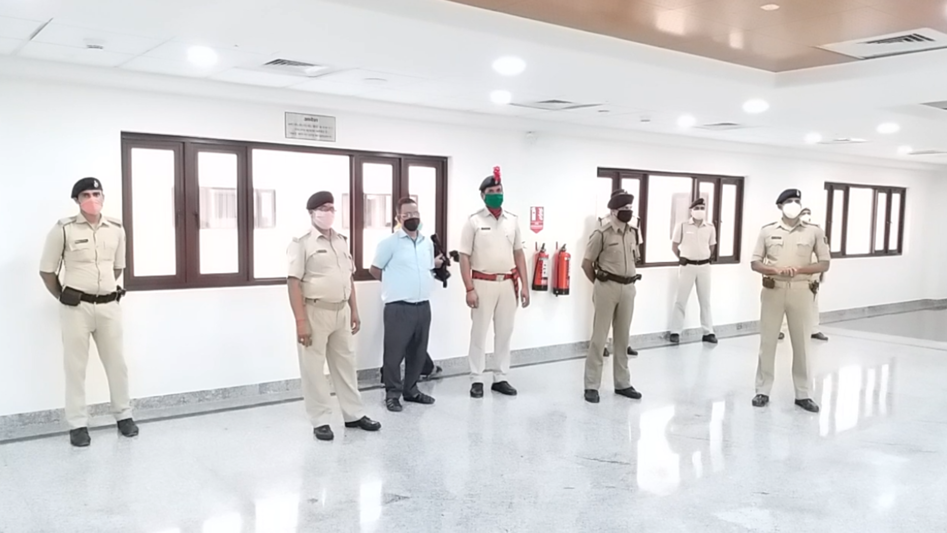 पुलिस मुख्यालय में पुलिस पदाधिकारी