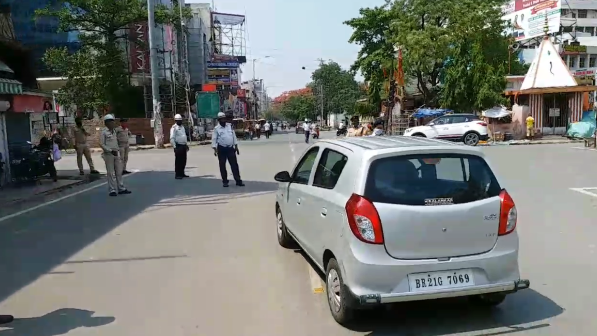 सुरक्षा में लगे पुलिसकर्मी