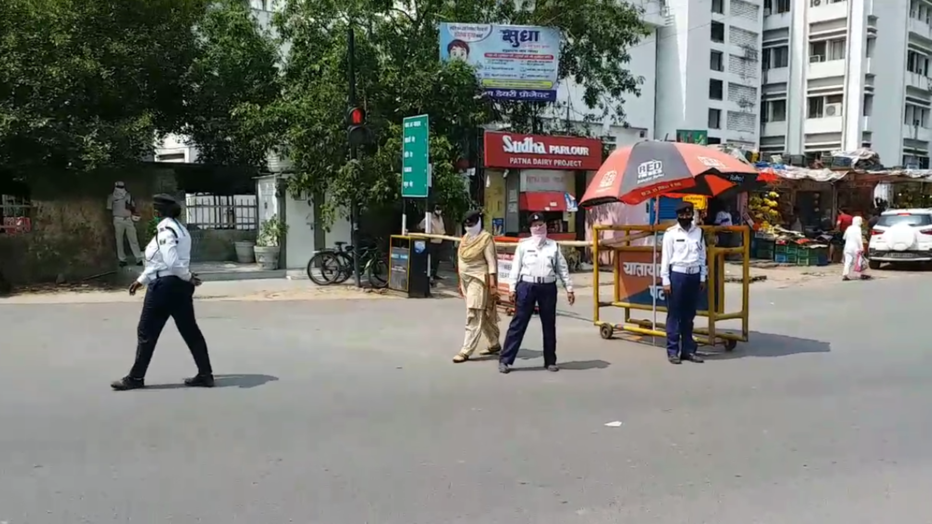 सड़कों पर ट्रैफिक पुलिस तैनात