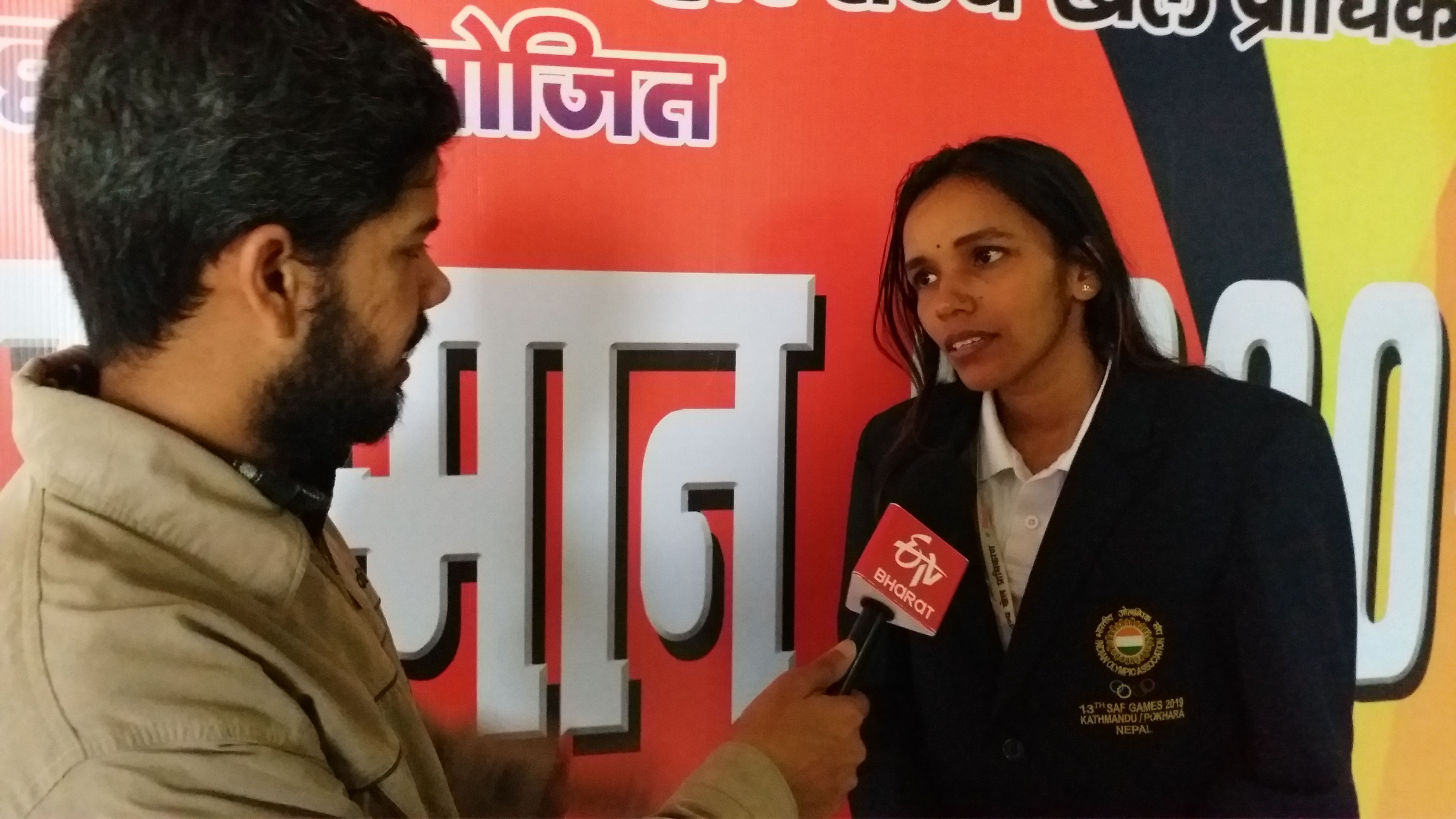 ईटीवी भारत संवाददाता से बात करती हैंडबॉल खिलाड़ी खुशबू कुमारी