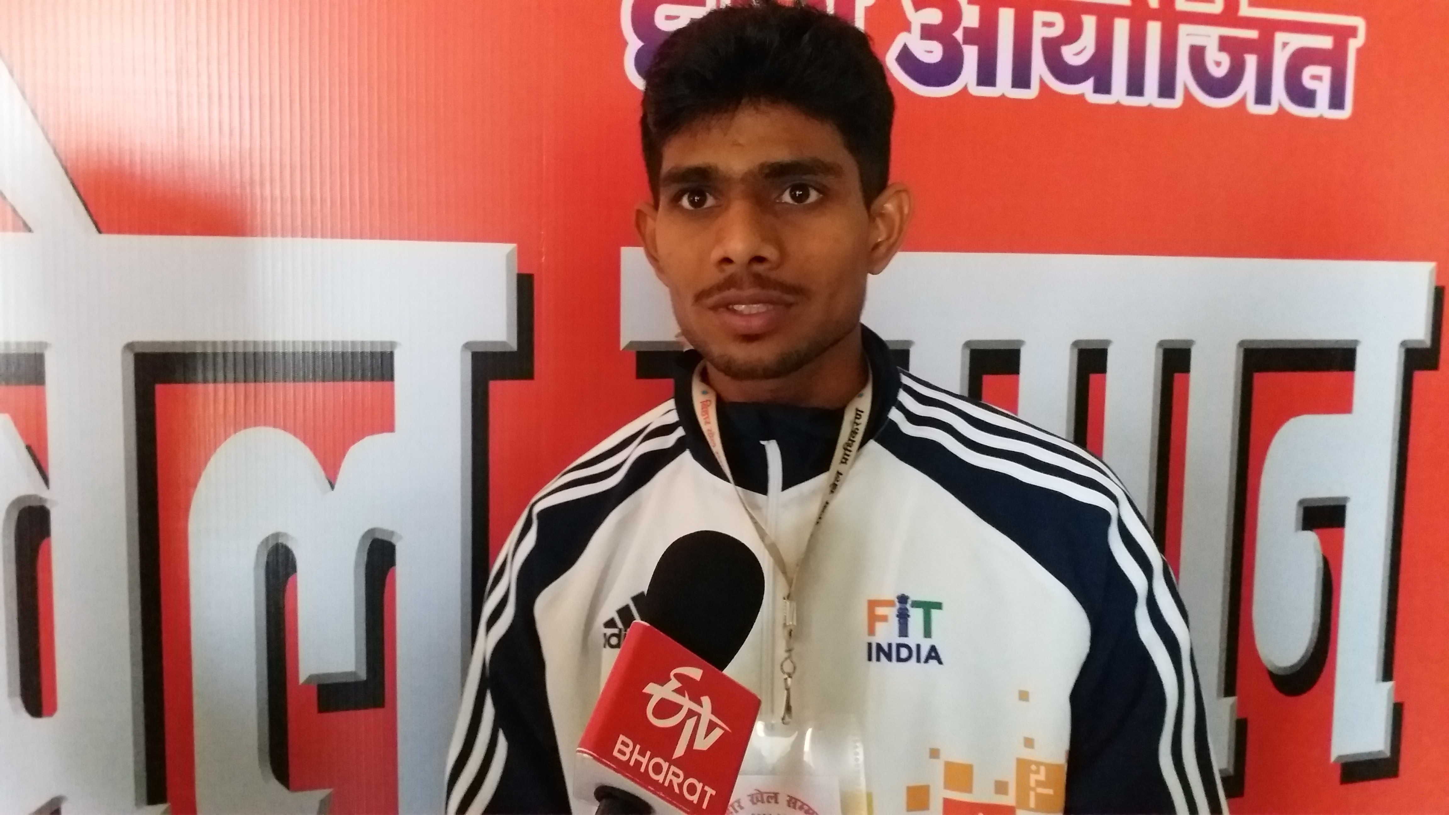 ईटीवी भारत से बात करते पारा एथलेटिक्स खिलाड़ी शैलेश कुमार
