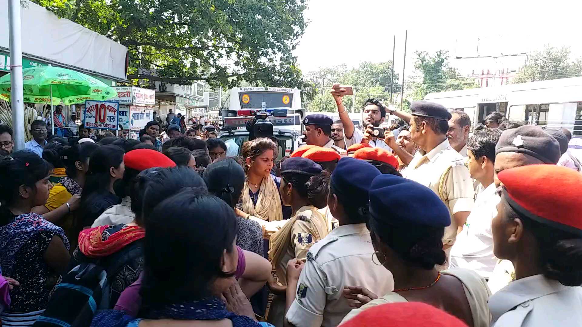 female inspector candidates protest against administration in patna