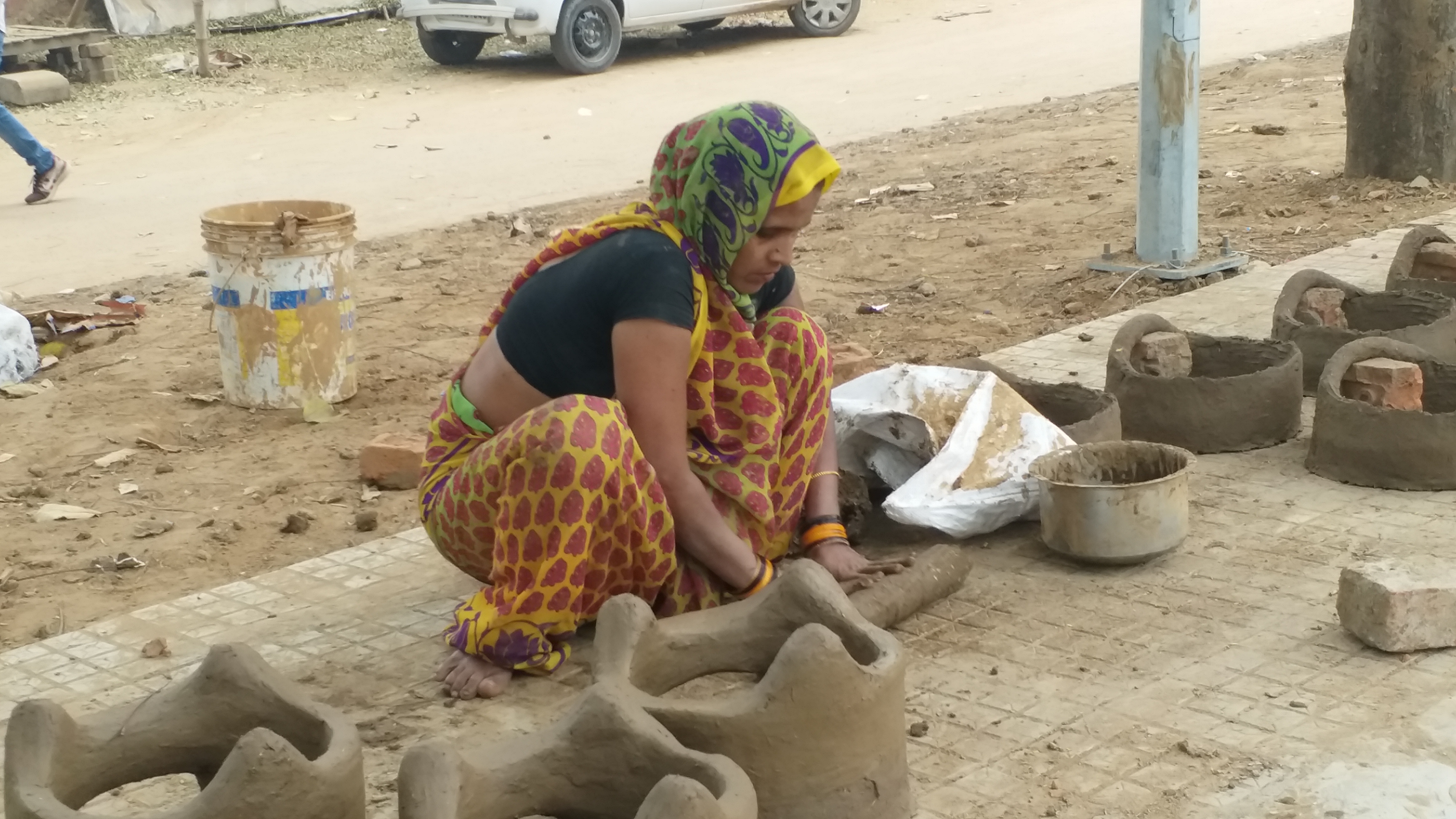 Patna: Muslim women making clay stoves for Chhath Puja