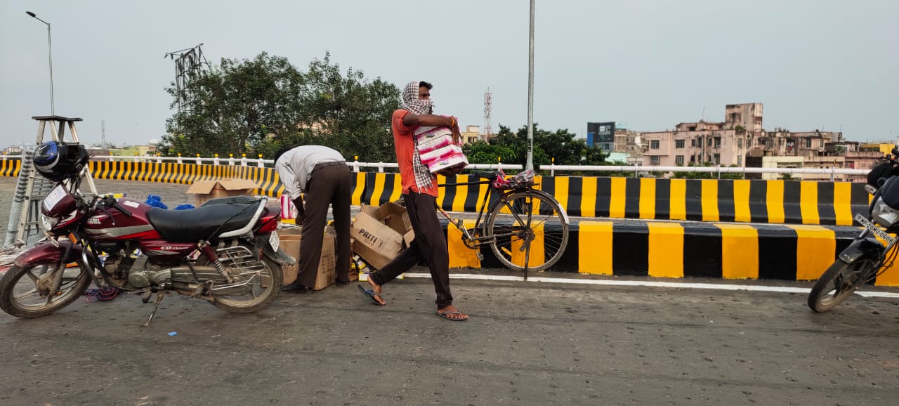 आर ब्लॉक फ्लाइओवर को सजाने में लगे कारिगर