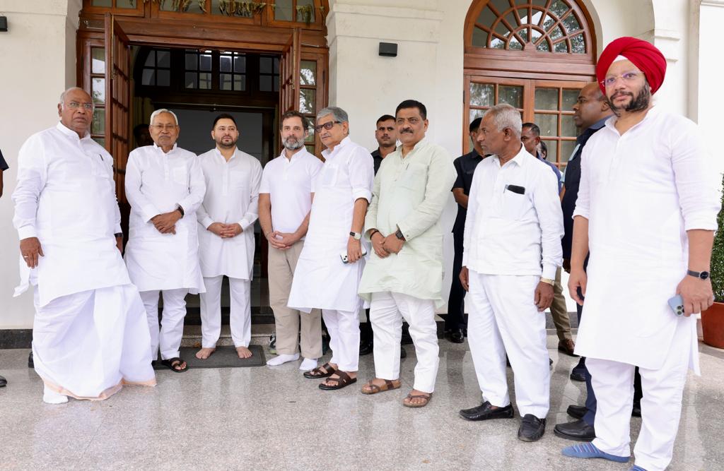 कांग्रेस नेताओं के साथ नीतीश कुमार और तेजस्वी यादव