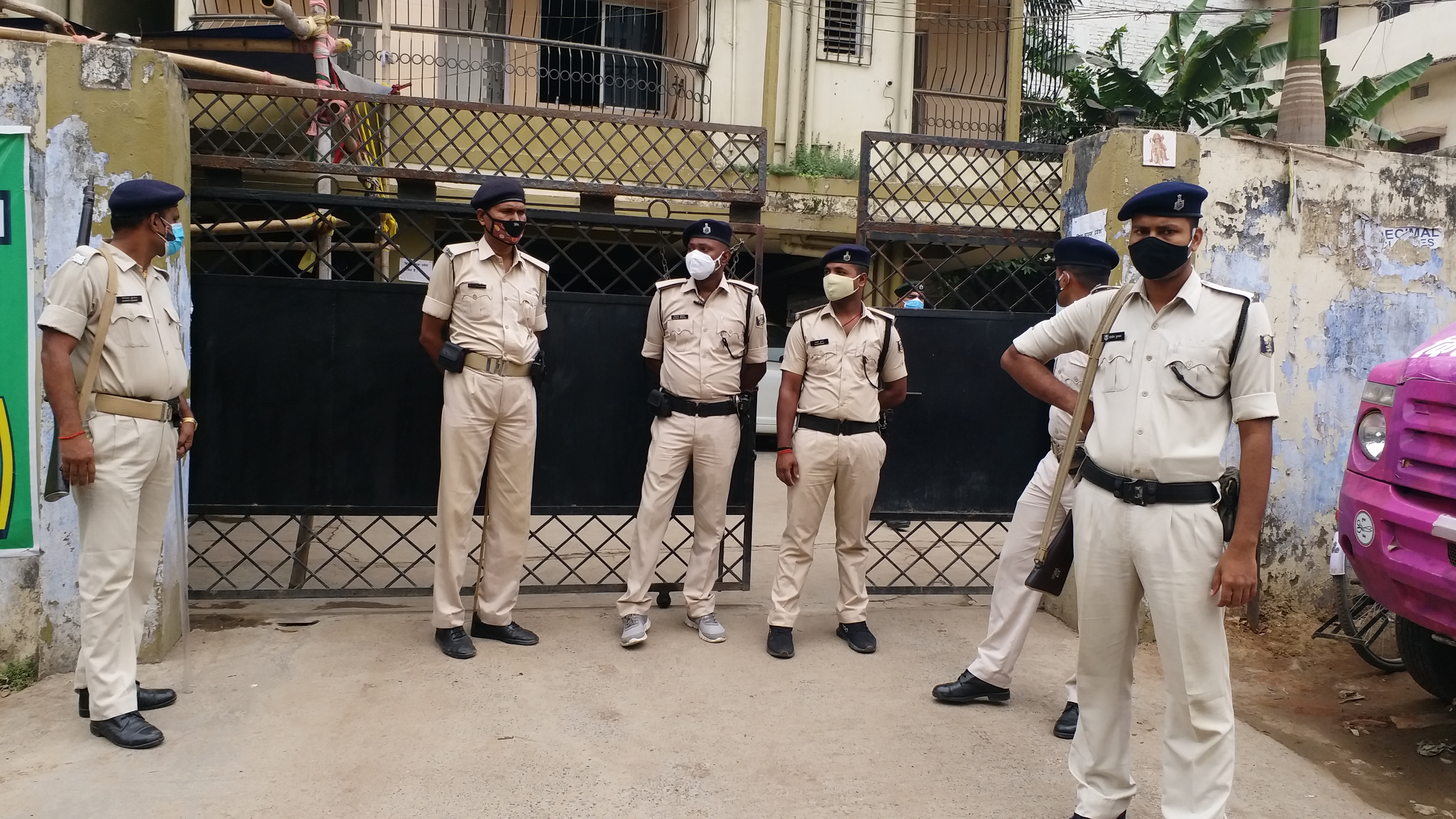 पप्पू यादव के आवास पर पुलिस